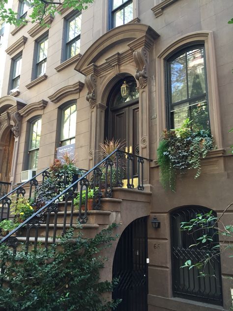 Carrie Bradshaw Home - Perry Street - New York Queens Ny Apartment, Queens Apartment New York, Carrie Bradshaw House, New York House Exterior, New York Houses, Nyc Mansions, Brownstone Homes, New York House, New York Buildings