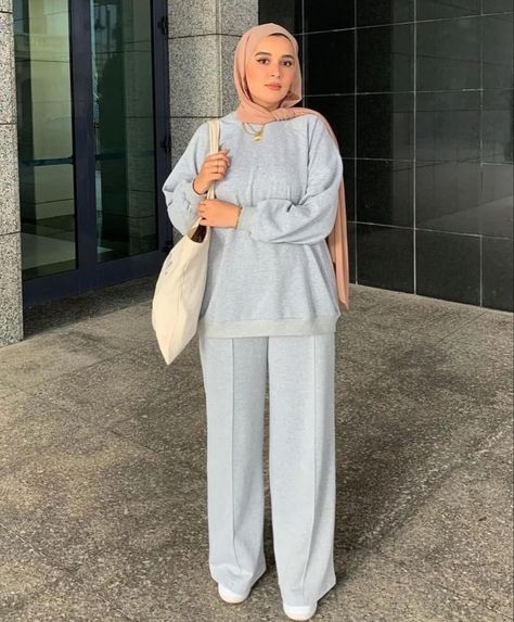 Ensemble Hijab Style, Simple Outfits Hijab, Outfit Muslim, Sports Hijab, Classy Outfits For Women, Hijab Trends, Muslim Outfits Casual, Fashion Top Outfits, Fashion Muslim