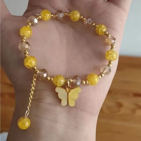 1pc Cute Colorful Glass Beaded Bracelet With Butterfly Charm, Holiday Gift For Girls Charm Bracelet Inspiration, Cute Glass Bead Bracelet Ideas, Yellow Bracelet Beads, Yellow Beaded Bracelets, Charm Bracelet Ideas, Aesthetic Beads, Pulseras Aesthetic, Charm Bracelet Diy, Beaded Chain Bracelet