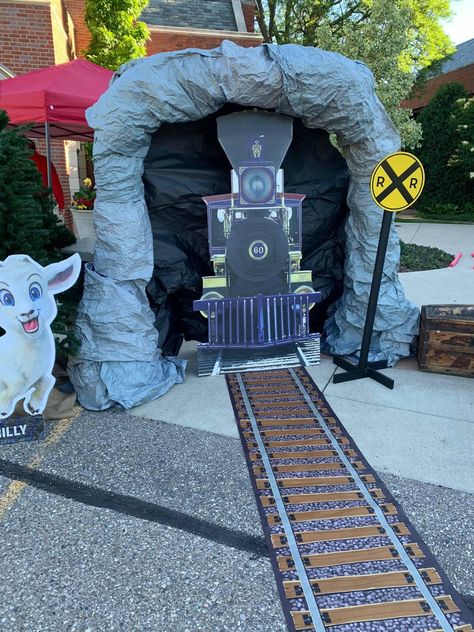 Pumpkin Train Ideas, Thomas The Train Trunk Or Treat, Train Trunk Or Treat Ideas, Polar Express Trunk Or Treat, Train Trunk Or Treat, Halloween Store Decorations, Excavator Party, Railroad Modeling, Train Decorations