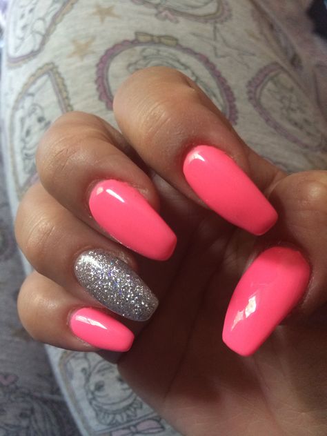 Neon Pink Nails, Nails With Glitter, Glitter Accent Nails, Pink Glitter Nails, Light Pink Nails, Pink Manicure, Hot Pink Nails, Accent Nail, Vacation Nails