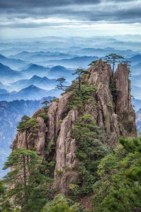 Huangshan Mountains, China. Photo: HM Lofan. Huangshan, Chongqing, Mongolia, At The Top, Places Around The World, Tibet, Amazing Nature, Nature Photos, Beijing