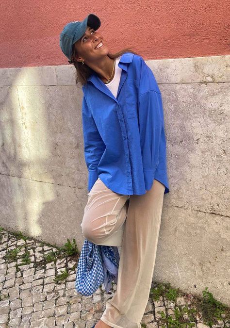 Royal Blue Button Down Shirt Outfit, Blue Linen Shirt Outfit Women, Blue Linen Outfit, Blue Shirt Outfits Women, Blue Shirt Women Outfit, Royal Blue Shirt Outfit, Blue Button Up Shirt Outfit, Blue Button Down Shirt Outfit, Oversized Linen Shirt Outfit