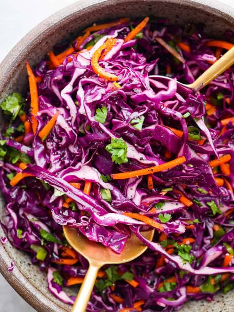 Easy Vegan Coleslaw, Mayo Slaw, Red Cabbage Slaw Recipes, Red Cabbage Coleslaw, Purple Cabbage Slaw, Cabbage Slaw Recipes, Red Cabbage Slaw, Matchstick Carrots, Vegan Coleslaw