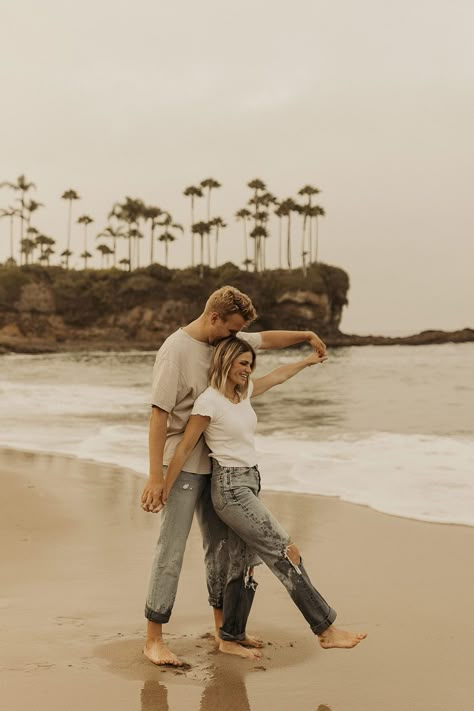 Couples Beach Outfits Photo Ideas, Wedding Guest Outfit Couples, Couple Beach Photo Outfits, Romantic Lake Photoshoot, Beach Outfit Couple Photo Ideas, Beach Picture Outfits For Couples, Beach Session Outfits, Beach Pictures Couples Outfits, Dreamy Beach Photoshoot Couple