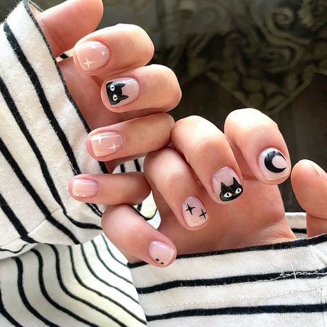 nail black/white yk2 Nail Yk2, Easy Nail Art Short Nails, Short Cat Nails, Cat Nail Ideas, Pink Round Nails, Short Black And White Nails, Cat Nails Design, Yk2 Nails, Black Cat Nail Art