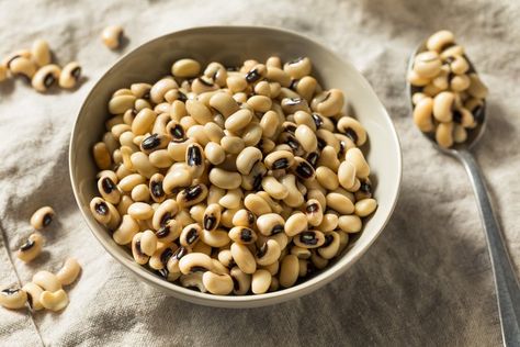 Fresh black eyed peas are a staple of summertime menus in many areas, especially the Southern United States. You can prepare black eyed peas many different ways, but they are best when cooked with cooked with [pork](https://www.leaf. Fresh Black Eyed Peas Recipe, Blackeyed Pea Recipes, Cooking Black Eyed Peas, Blackeyed Peas, Plant Based Protein Sources, Black Eyed Peas Recipe, Black Eyed Beans, Black Eyed Pea, Pea Recipes