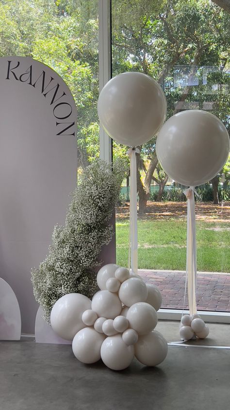 Baby’s Breath Baby Shower Table Decor, Enagament Ideas Decor, Ivory Baby Shower Ideas, Baby Breath Balloon Garland, Pearl Themed Baby Shower Decor, Balloon Arch With Baby Breath, Balloon Decorations With Flowers, Feather Baby Shower Ideas, Babies Breath Baby Shower Ideas