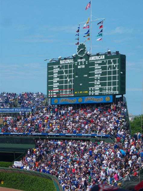 Wrigley Field ~ the bleacher bums Chicago Movie, Wrigley Field Chicago, Major League Baseball Stadiums, Chicago Cubs World Series, Chicago Vintage, Chicago Baseball, Cubs Win, Chicago Map, Baseball Park