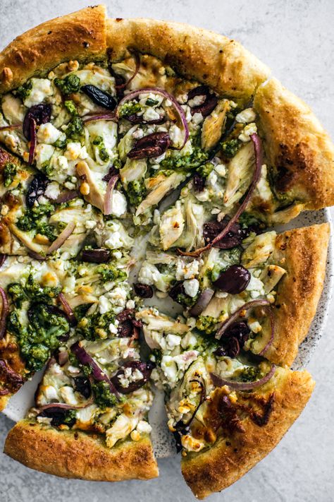 Pesto Chicken Pizza #homemadepizza #pizza #pesto #chicken #greek #mediterranean #skilletpizza #olives Pizza Cast Iron Skillet, Pizza Cast Iron, Iron Skillet Pizza, Cast Iron Skillet Pizza, Chicken Greek, Chicken Pesto Pizza, Chicken Delight, Olive Pizza, Skillet Pizza