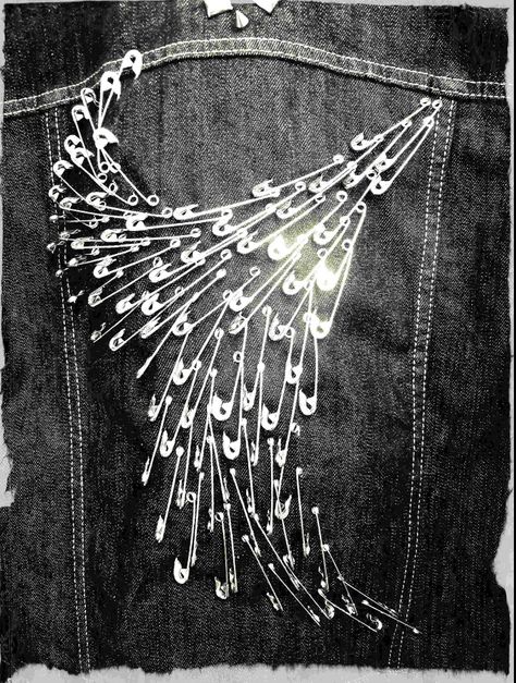 Clothing Designs with Safety Pins Safety Pins Fashion, Safety Pin Art, Safety Pin Crafts, Safety Pin Jewelry, Pin Art, Pin Jewelry, Safety Pin, Upcycle Clothes, Fashion Details