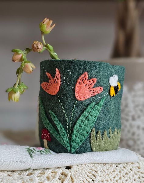 Frog & Bee Flower Pot | Patreon Felt Artists, Felt Pot, Cottagecore Diy, Cottagecore Crafts, Felt Easter Crafts, Halloween Felt Crafts, Handmade Flower Pots, Bee Flower, Felt Crafts Diy