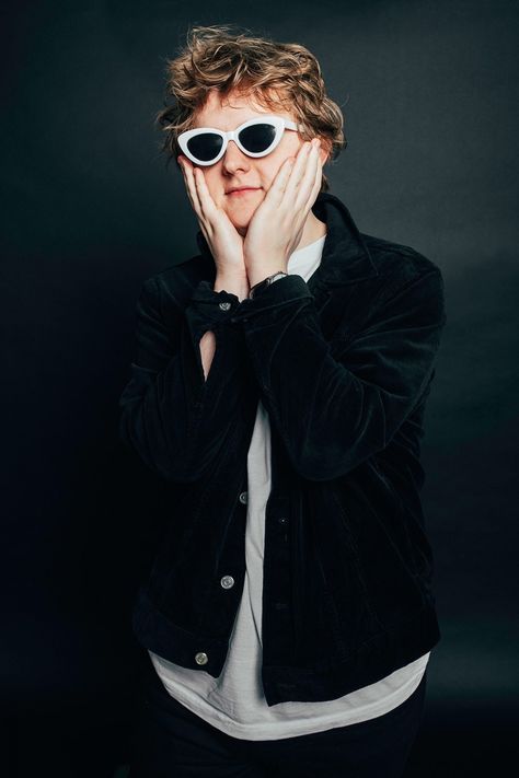 Lewis Capaldi Wallpaper, Lewis Calpadi, Marauders Band Au, Marauders Band, Marauders Fancasts, Band Au, Polaroid Posters, Marauders Dr, Male Singers