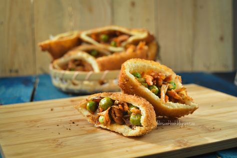 Yummy Food: {Ramadan Special} - Bread Pockets by Febina of 'Febi's Cookbook' Bread Pockets, Peter Piper Pizza, Tiffin Ideas, Top Appetizers, Pockets Recipe, Chicken Bread, Recipe App, Ramadan Special, Iftar Recipes