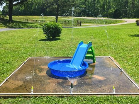 $40 DIY Splash Pad! little white house blog: Our DIY Splash Pad! Diy Splash Pad, Backyard Splash Pad, Kid Friendly Backyard, Yard Crafts, Play Area Backyard, Backyard Kids Play Area, Backyard Trampoline, Garden Ideas Cheap, Splash Pad