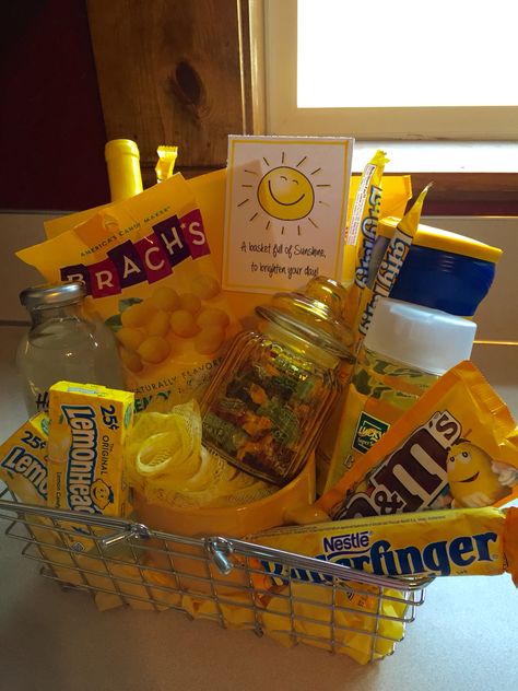 Basket Full Of Sunshine, Yellow Color Party Basket, Yellow Gifts Basket, Sunshine Basket, Sunshine Box, Bff Christmas Gifts, Diy Best Friend Gifts, Bff Birthday Gift, Bff Birthday