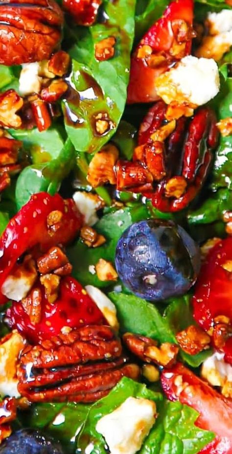 Strawberry and Spinach Salad with Blueberries, Pecans, Feta, and simple Balsamic Dressing - close-up photo. Salad With Blueberries, Sweet Salads, Balsamic Dressing Recipe, Strawberry Spinach Salad, Salad With Balsamic Dressing, Sweet Savory Recipes, Blueberry Salad, Side Salad Recipes, Spinach Salad Recipes