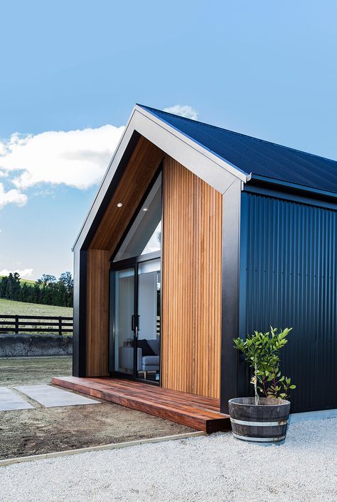 Black Exterior Cladding, Black Cladding Exterior, Shed Facade, Barn Style House Exterior, Barn House Architecture, Barn House Exterior, Black Metal Barn, Barn Style Homes, Modern Black Houses