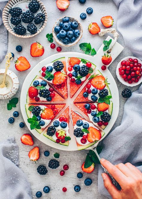 Watermelon Pizza with Fruits Watermelon Pizza Recipes, Watermelon Fruit Pizza, Easy Fruit Pizza, Watermelon Pizza, Hydrating Foods, Blueberry Smoothie Recipe, Fruit Pizza Recipe, Dairy Free Yogurt, No Calorie Snacks