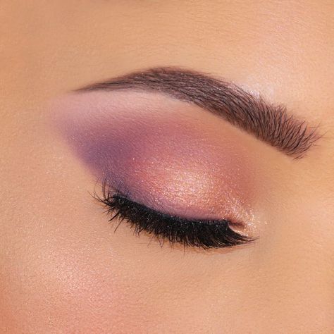 Makeup To Go With Purple Dress, Comp Makeup, Soft Glam Look, Purple Makeup Looks, Applying Eyeshadow, Eye Makeup Images, Prom Eye Makeup, Purple Eye Makeup, Eye Makeup Pictures