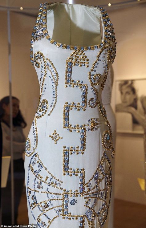 Diana Versace, Blue Silk Gown, Princess Diana Dresses, Princess Diana Fashion, Princess Diana Family, Patrick Demarchelier, Runway Fashion Couture, Dress Display, 70s Inspired Fashion