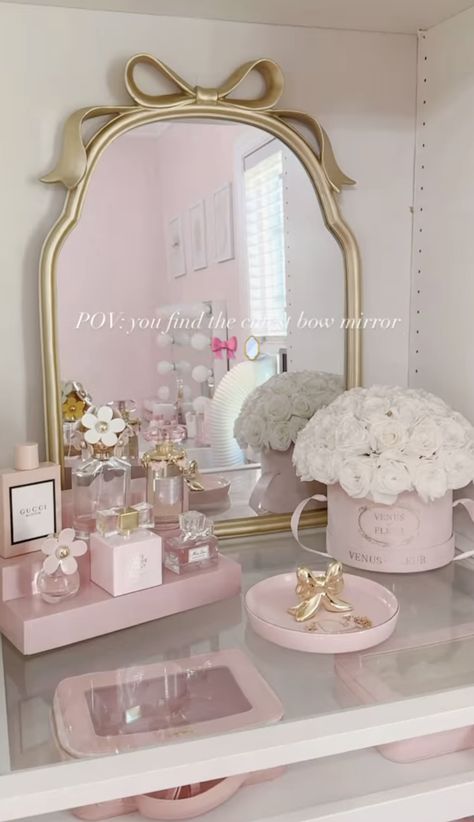 Hollywood Aesthetic Room, Pink Dorm Rooms, Zimmer Diy, Pink Dorm, Pink Vanity, White Room Decor, Classy Bedroom, Bedroom Dressing Table, Apartment Living Room Design