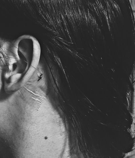 Harry Potter Tattoo Behind Ear, Harry Potter Scar Tattoo, Harry Potter Scar, Harry Potter Lightning, Lightning Scar, Harry Potter Tattoo, The Ear, Behind Ear Tattoo, Beauty And The Beast