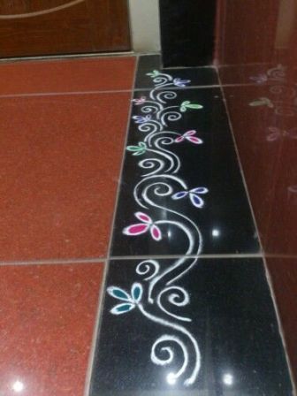 Rongali Border Design, Rangoli Designs Door Border, Minimal Rangoli Designs, Minimal Rangoli, Muggu Border Designs, Door Rangoli Designs Simple, Rangoli Border Designs Simple, Side Rangoli Designs, Side Border Rangoli Designs