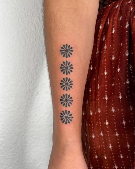 Marguerite Daisy Tattoo, Wrap Around Flower Tattoo Arm, Flower Chain Tattoo, Daisy Chain Tattoo, Aster Tattoo, Daisy Tattoos, Earthy Tattoos, Learn To Tattoo, Chain Tattoo