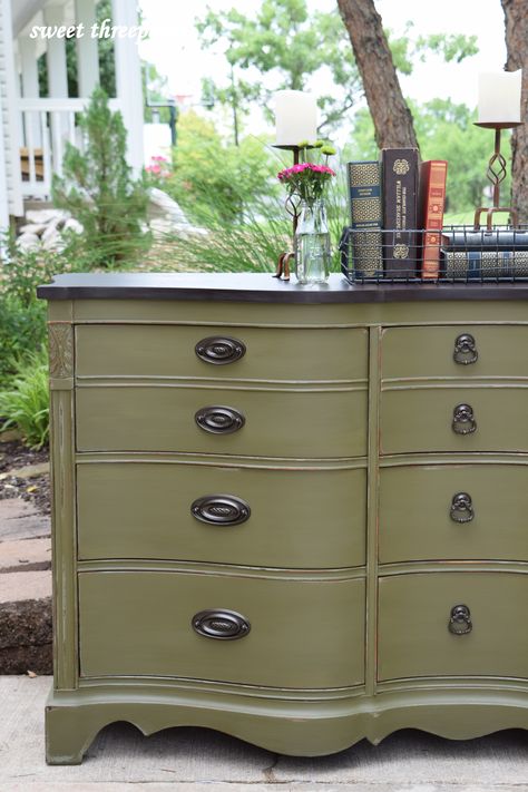 The rich color of this olive buffet is making me green with envy that it won't be staying in my home!  I absolutely adore green and it was the perfect cho Olive Green Furniture, Annie Sloan Olive, Green Furniture Paint, Vintage Buffet Makeover, Keeping Room Ideas, Chalk Paint Buffet, Annie Sloan Paint Colors, Black Painted Furniture, Chalk Paint Makeover