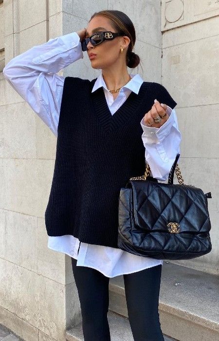 How to Wear and Style a Sweater Vest for Fall/Winter 2020/2021 Sweater Vest Outfit, Oversized Vest, Oversize Pullover, Oversize Casual, Loose Pullover, Vest White, Vest Outfits, Sweater Material, Mode Vintage