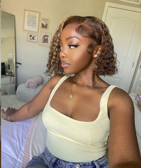 Bob Wigs For Black Women, Short Curly Bob Hairstyles, Isee Hair, Hair Short Bob, Hair Lace Front Wigs, Natural Hair Wigs, Wavy Bob Hairstyles, How To Curl Short Hair, Curly Bob Wigs