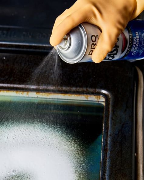 picture of a hand using easy off to clean inside of oven Clean Inside Of Oven, Cleaning An Oven, Clean An Oven, The Pink Stuff, Best Oven, How Do You Clean, Baby Cleaning Products, Detox Tips, Cleaning Laundry