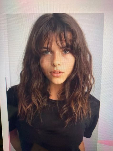 Frizzy Hair Fringe, Wispy Curtain Fringe Long Hair Brown, Whispy Front Bangs Wavy Hair, Straight Across Bangs Wavy Hair, Marla Fontane Hair, Midlength Haircuts Wavy, Grunge Wavy Hair, Bangs With Medium Wavy Hair, Choppy Brunette Hair