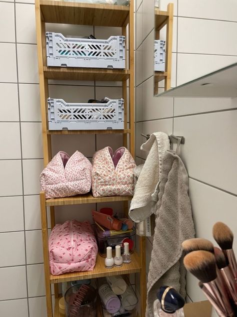 Uni House Aesthetic, Dorm Organization Ideas, Dorm 2023, Dreamy Apartment, Uni House, Dorm Apartment Decor, Uni Dorm, Bathroom Organizing, College Kitchen