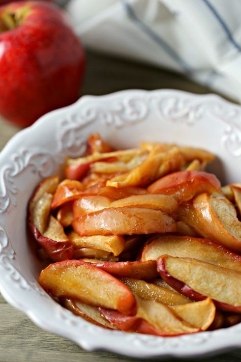 For the perfect side dish for your favorite pork, ham or chicken recipe, these Roasted Apples are absolutely delicious! Apple Side Dish, Apple Side Dish Recipes, Apple Crockpot Recipes, Fall Recipes Sides, Recipes With Apples, Pork Side Dishes, Side Dishes For Ham, Side Dishes For Chicken, Roasted Apples