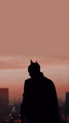 #ios14homescreenideas #homescreenideas #ios16wallpaper #ios16homescreenideas #ios16wallpaperideas #ios16wallpaperiphone #ios16wallpaperideas #ios16homescreen #ios16wallpaperaesthetic Batman Lockscreen Aesthetic, The Batman Aesthetic Wallpaper, The Batman Lockscreen, Batman Aesthetic 2022, Ios 16 Wallpaper Batman, Batfleck Wallpaper, Aesthetic Batman Wallpaper, The Batman Wallpaper 4k, Batman Robert Pattinson Wallpaper