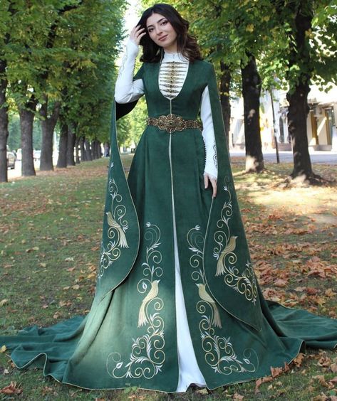 Elven Gown Princesses, Celtic Royalty Clothing, Green Midevil Dresses, Nature Goddess Outfit, Elven Dress Gowns, Medevial Dresses, Renisance Dresses, Medevil Outfits Women, Norse Dress