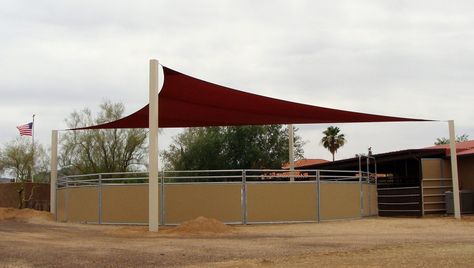 Really smart way to make it rainproof for the trainer as well as keeping the sun from burning! Round Pens For Horses, Small Horse Barns, Horse Shed, Livestock Shelter, Horse Paddock, Horse Farm Ideas, Riding Arena, Horse Barn Ideas Stables, Paddock Paradise