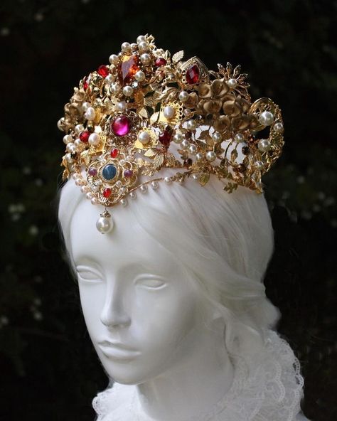 https://www.instagram.com/p/CSuWMnhjEmU/?igshid=OTE2OGRmYjI= Empress Crown, Egyptian Aesthetic, Fantasy Crown, Royal Crown Jewels, Van Cleef And Arpels Jewelry, Headpiece Jewelry, Diamond Tiara, Magical Jewelry, Queen Crown