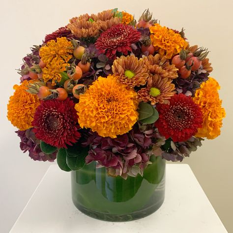 Marigold Fall Decor, Marigold Flower Centerpiece, Marigold Flower Arrangements, Marigold Arrangements, Chrysanthemum Flower Arrangement, Autumnal Flowers, Coffee Table Arrangements, Flower Fall, Fall Floral Arrangements