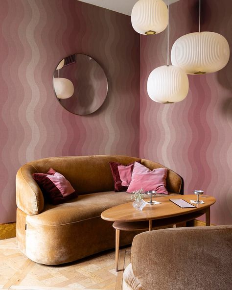 This bold, eye-catching wall mural is an homage to maximalist decor. A tonal multi stripe available in four different colors. The perfect substitute for a plain color to cover all four walls in a room. Terracotta, Pink, Blue or Green - which one is your favorite? #wallpaper #wallcoverings #interior #maximalistdecor Eclectic Interior Design Luxury, 70s Interior Design Retro, Wave Mural, Terracotta Interior Design, Terracotta Interior, 70s Interior Design, Interior Design Retro, Blue Terracotta, 70s Interior