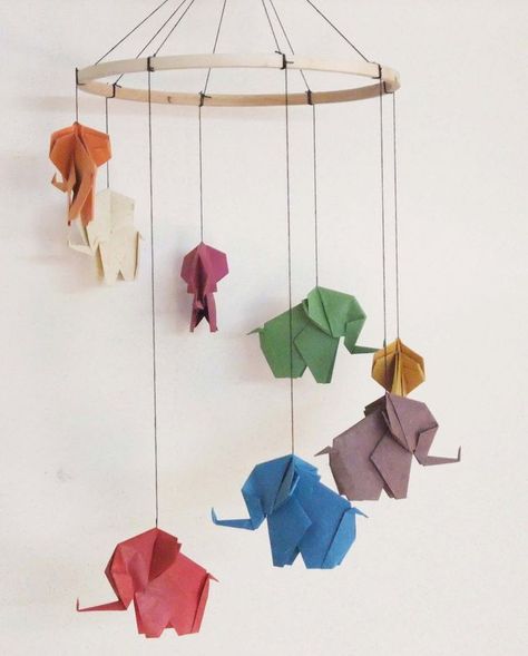 éléphants-origami-chambre-bebe-originale Mobil Origami, Diy Origami Home, Diy Origami Home Decor, Origami Home Decor, Elephant Mobile, Origami Mobile, Origami Elephant, Origami Star Box, Origami For Beginners