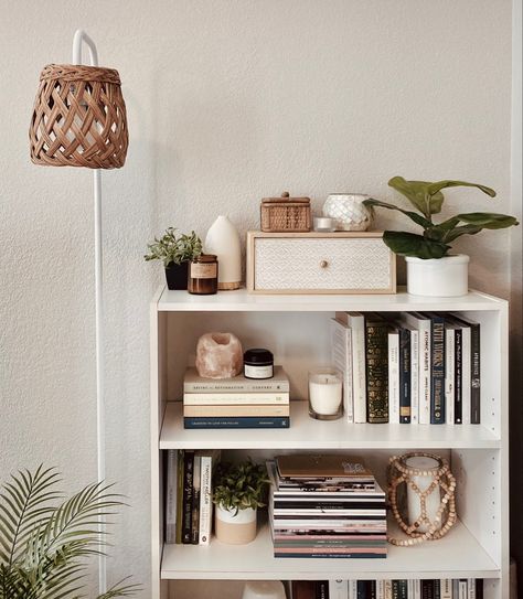 Minimal Living Room Bookshelf, Living Room Book Display, Cosy Bedroom Bookshelf, Living Room Book Shelf Aesthetic, Small Bookshelf Styling With Books, Bedroom Bookshelf Styling, Guest Room Bookshelf, Horizontal Bookshelf Styling, Low Bookshelf Styling