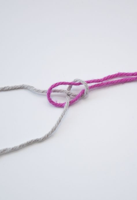 How to tie a weaver's knot to join threads Joining Yarn, Knitting Help, The Weaver, Knitting Instructions, Crochet Instructions, Loom Weaving, Knitting Tutorial, Knitting Techniques, Knit Or Crochet