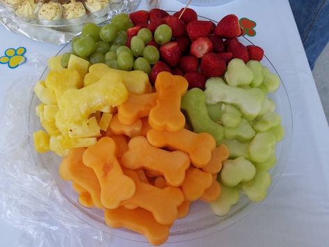 Paw patrol fruit tray idea Paw Patrol Birthday Snacks, 1st Birthday Paw Patrol, Paw Patrol Birthday Party Food Ideas, Paw Patrol Birthday Desserts, Dog Themed Party Food Ideas, Party Food Fingerfood Easy, Paw Patrol Charcuterie Board, Paw Patrol Fruit Ideas, Paw Patrol Lunch Ideas