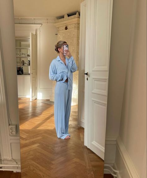 Matilda djerf home attire cozy casual lounge wear clean girl aestetic Matilda Djerf Home, Nora Stephens, Cute Pyjama, Djerf Aesthetic, Sleepover Tips, Blogger Aesthetic, Casual Lounge Wear, Stockholm Apartment, Matilda Djerf