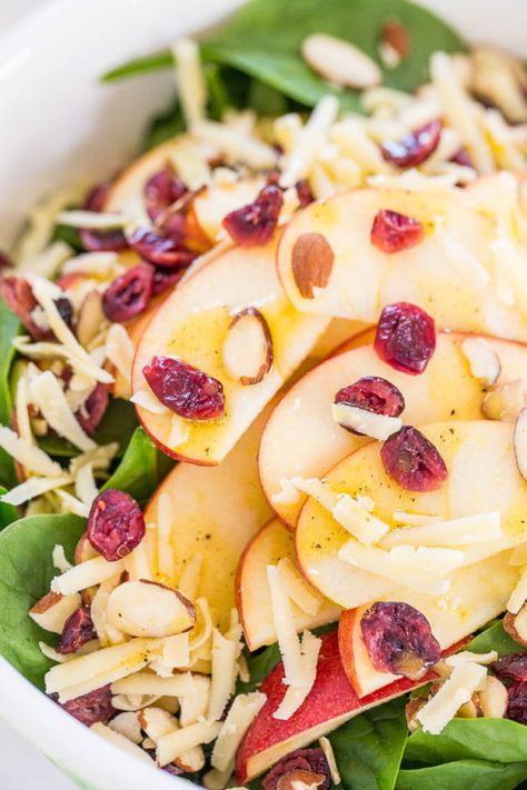 Apple, White Cheddar, and Spinach Salad with Honey-Apple Cider Vinaigrette - The flavors just POP in this fast, easy, and healthy salad! Spinach Apple Salad, Cider Vinaigrette, Averie Cooks, Diner Recept, Salad Pasta, Apple Salad, Apple White, Eating Plan, White Cheddar