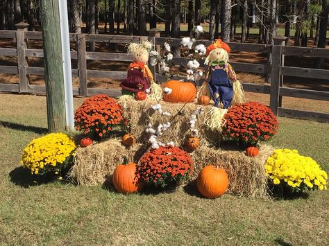 Fall Displays With Hay Bales, Front Yard Fall Decor Ideas With Hay, Fall Yard Decor Hay Bales, Fall Straw Bale Display, Outdoor Hay Bale Fall Decor, Hay Bale Pumpkin Display, Hay Bails Fall Decor, Decorating Hay Bales For Fall, Hay Bail Fall Decor