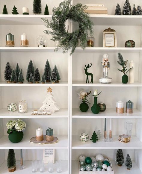 Library Minimalist, Christmas Library, Minimalist Decor Ideas, Christmas Bookshelf, Neutral Christmas Decor, Christmas Decor Inspiration, Christmas Interiors, Christmas Themes Decorations, Christmas Inspo